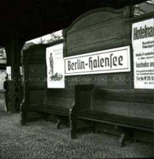 Plakatwerbung für die Ausstellung "Arbeitsmaiden" auf dem S-Bahnhof Halensee