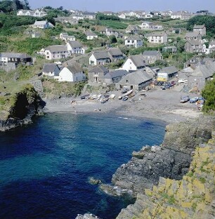 Cadgwith. Blick über die kleine Bucht zum Ort