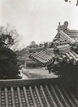 Peking, China. Winterpalast. Dachreiter an einem Ehrenbogen (Pai Lou)
