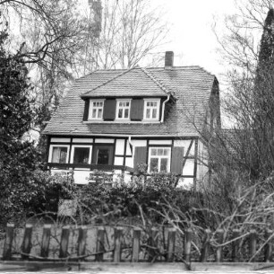 Bad Schandau-Ostrau, Villenkolonie Neuschandau, Ostrauer Ring 35. Wohnhaus (1900/1910). Gartenansicht von Westen