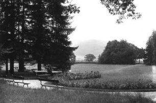 Bad Warmbrunn. Parkanlage. Ansicht mit Gebirgsblick