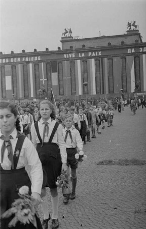 Internationale Friedenskundgebung der Fédération Internationale des Anciens Prisonniers Politiques (FIAPP) und der Vereinigung der Verfolgten des Naziregimes (VVN) : Demonstrationszug