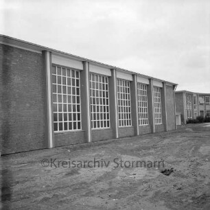 Turnhalle, Einfeld-Halle: Gymnasium Stormarnschule, Waldstraße: im Hintergrund Klassentrakt