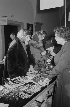 Internationale Besucher an einem Informationsstand in der Unteren Wandelhalle des Neuen Rathauses während der Frühjahrsmesse