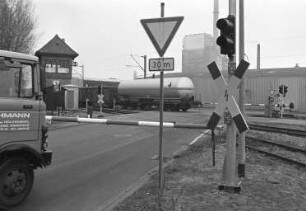 Automatisierung der bisher manuell geschlossenen sechs Bahnübergänge im Gelände des städtischen Rheinhafens