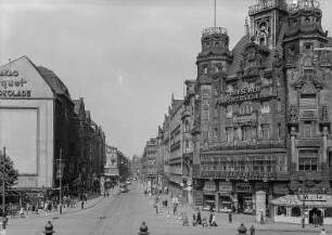 Prager Straße : Dresden, Prager Straße. Blick von der Überführung am Hauptbahnhof nach Norden, rechts Wohn- und Geschäftshaus, Sitz der Dresdner Feuerversicherung, mit Werbung für PHOTO MATTHIAS