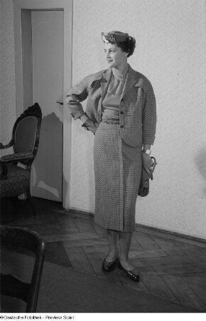 Eine Frau präsentiert Damenbekleidung