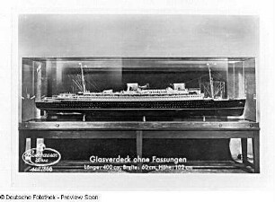 Vitrine der Firma Ernst Rockhausen Söhne, Waldheim/Sachsen mit dem Modell des Schiffes" Bremen"