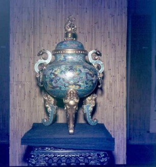 Frankenau. Asien-Institut. Prunk-Räuchergefäß (um 1750) aus dem ehemaligen Kaiserpalast in Peking
