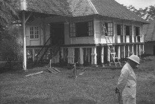 Prof. Kraus am Assistentenhaus (Exkursion: Niederländisch-Indien 1938)