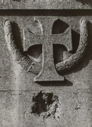 Denkmal für die Gefallenen des 1. Weltkrieges : Denkmal für die Gefallenen des 1. Weltkrieges. Sandstein (nach 1918). Detail mit Kreuz-Relief. Markneukirchen-Landwüst, Rauner Weg