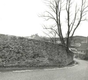 Grünhain-Beierfeld. Einfriedungsmauer des ehemaligen Zisterzienserklosters. 1235. Bruchstein. Straßenansicht von der Zwönitzer Straße von Westen