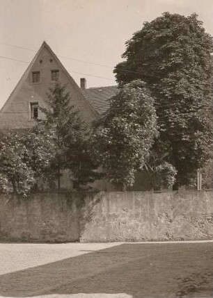Oschatz, Kirchplatz 2. Superintendentur (Baubeginn 1572, Bezeichnung 1616). Straßenansicht mit Einfriedung von Norden