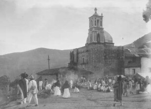 In Ayutla : Blick auf eine Kirche und den vorgelagerten Marktplatz