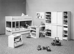 Jugendzimmer : Leipzig. Leipziger Herbstmesse, 1986. Jugendzimmer (Modell 725). Holz, folienbeschichtet in Eschenholzoptik, hellgrau (1986; VEB Jugendmöbel Döbeln)
