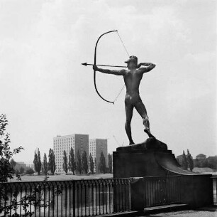 Dresden-Neustadt, Königsufer. Plastik "Bogenschütze" (Bronze, überlebensgroß; 1902, E. M. Geyger)