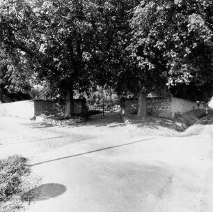 Einfriedung des Friedhofes von 1902; Rosbach vor der Höhe, Im Oberfeldchen