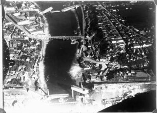 Luftaufnahme einer Stadt mit kriegszerstörten Brücken