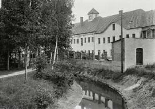 Luckau, Fabrikgebäude : Luckau. Fabrikgebäude (Weidenbau- und Verwertungs-Genossenschaft). Ansicht über den Stadtgraben