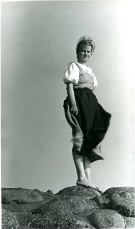 Lotte Ehrhardt auf einer Mole, Insel Neuwerk, Norddeutsche Küste