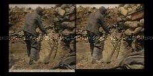 Soldat beim Bau des Schützengrabens