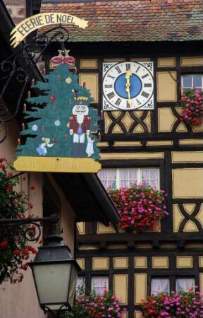 Frankreich. Alsace. Haut Rhin. Riquewihr. Dolder und Käthe Wohlfahrt Weihnachtsladen