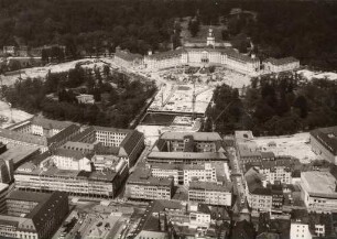 Luftbildaufnahmen von Karlsruhe. Innenstadt - Schlossplatz
