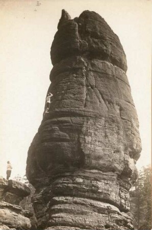 Sächsische Schweiz, Affensteine. Hauptdrilling. Seilschaft Paul Schöne bei der Erstbegehung über den Alten Weg (VIIc [IXa])
