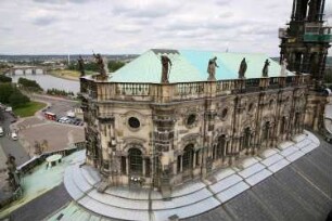 Dresden-Altstadt. Blick vom Hausmannsturm des Schlosses auf die Katholische Hifkirche