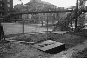 Baubeginn für die Fußgängerbrücke über die Kriegsstraße in Höhe der Ritterstraße