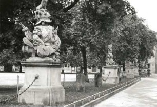 Ludwigsburg, Trophäengruppe : Ludwigsburg. Arsenalplatz (Nord-Seite). Trophäengruppen