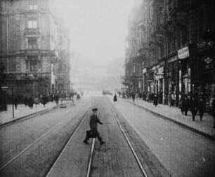 Straßenszene (aus einem Dokumentarfilm)