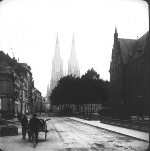 Köln-Altstadt. Burgmauer. Blick vom Justizpalast nach Osten zum Dom St. Peter und St. Maria