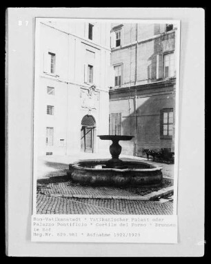 Palazzi Vaticani — Cortile del Forno