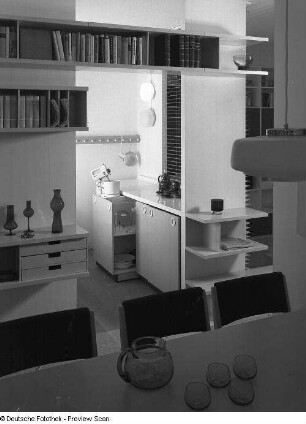 Blick aus einem Wohnzimmer zur Küche. Ausstattung (1974; Hochschule für Kunst und Design Halle (Burg Giebichenstein))