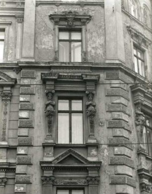 Görlitz-Altstadt, Demianiplatz 34/35. Wohnhaus mit Läden (um 1870). Ecke mit Fenstern (2. und 3. Obergeschoß)