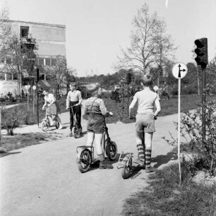 Kinder beim Erlernen der Verkehrsregeln in einem Verkehrsgarten