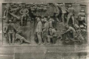 Weimar. Nationale Gedenkstätte Buchenwald auf dem Ettersberg. 2. Relief des Stelenweges: Einlieferung in das Konzentrationslager Buchenwald (W. Grzimek; Kalkstein, 200 x 400 cm)