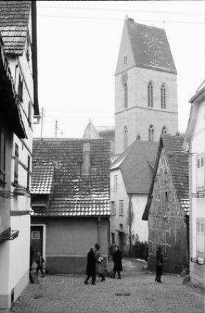 Eguisheim: Gasse mit Kirchturm