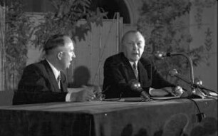 Baden-Baden: Kurhaus; am Tisch; Hallstein und Adenauer