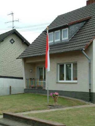 Wohnhaus mit Fahne