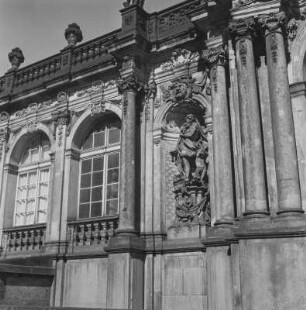 Dresden-Altstadt. Zwinger. Kronentor. Skulptur "Der Winter"