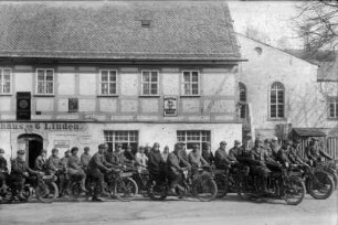 Motorradstaffel des NSKK an der Gaststätte 6 Linden