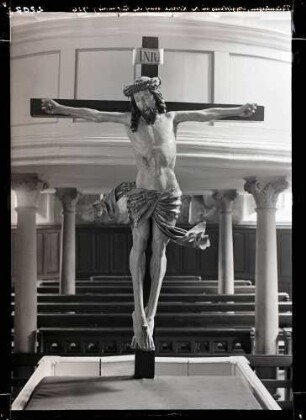 Kirche; Kruzifix am Altar