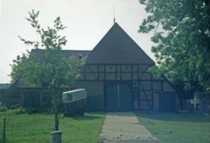 Hauptstraße 6: giebelständiges Hufnerhaus: Giebelseite Wirtschaftstrakt mit Fachwerk und Scheunentor: links Querbau