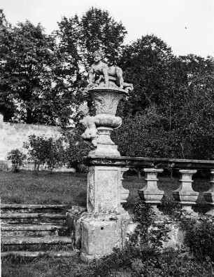 Schloss Lämberg : Schloss Lämberg (heute Schloss Lemberk, Tschechische Republik). Steinvase mit Putten