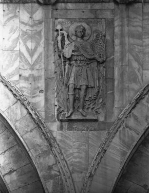 Zwickelrelief zwischen mittlerem und viertem Portal: Der Erzengel Gabriel