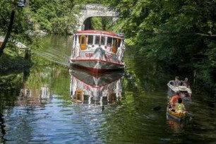 Die Außenalster ist der größere, nördliche Teil des Alstersees. Sie wird von der Alster im Norden sowie der Osterbek und Wandse im Osten gespeist. Sie fließt im Süden in die Binnenalster ab. Es gibt viele Kanäle, Fleete, und Gastronomie, die von Einheimischen und Touristen fürdiverse Vergnügungen genutzt werden
