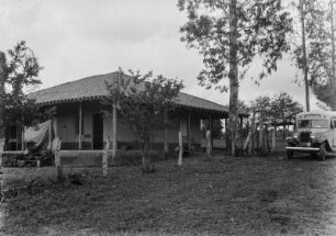 Haus mit Zaun : Ein Haus von einem Zaun umgeben in Brasilien. Rechts am Bildrand der Expeditionsbus.