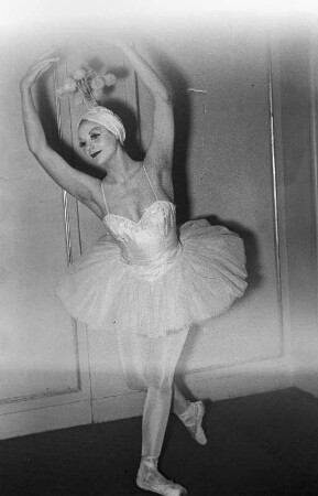 Szenenbilder aus dem Ballett " Kindertraum " von G. Bizet mit H. v. Kusserow, N. Vesca, M. Piel, Staatsoper 05.02.1952